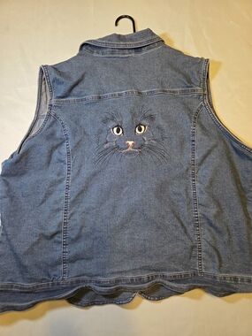 Distinct Denim Vest 2X Women’s Cat Embroidered Button Front Blue Jean Plus Size